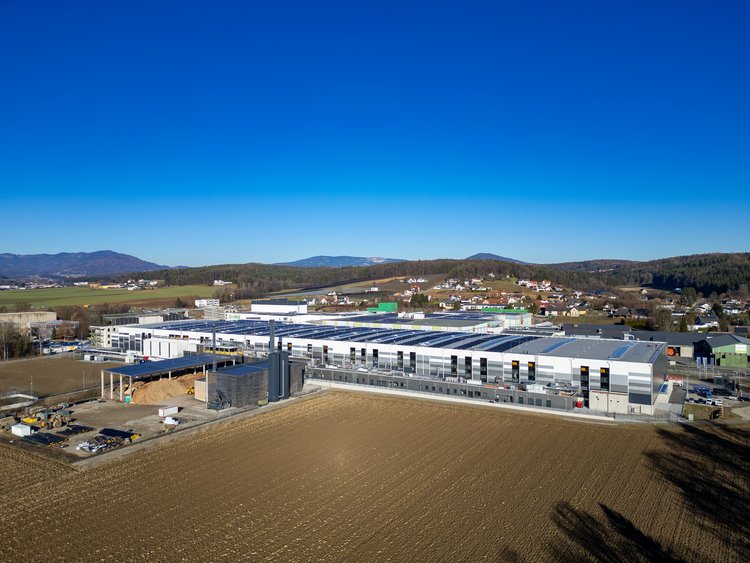 Große moderne Produktionshalle am Land