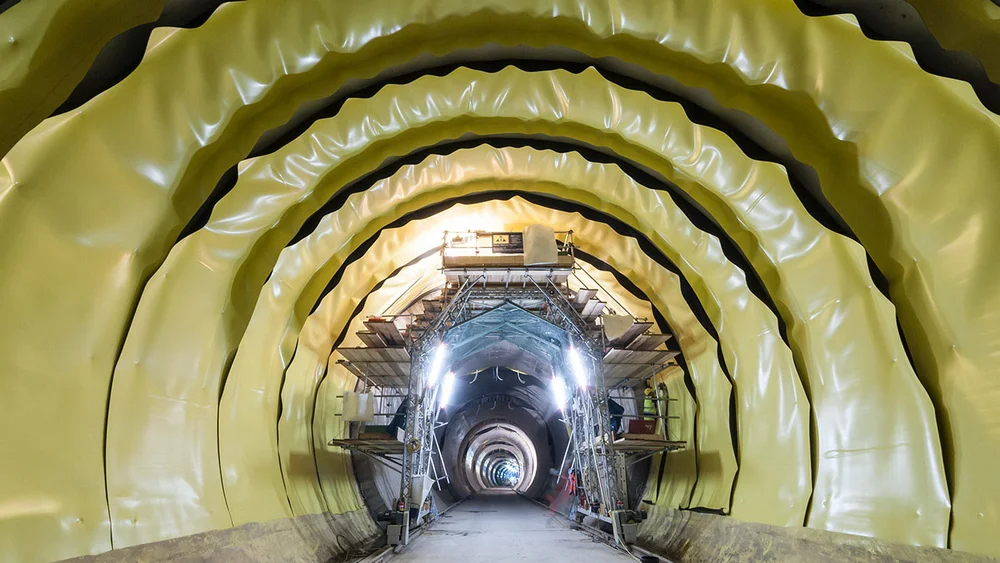 Bild zeigt einen Tunnel der mit gelben Planen abgedichtet wurde