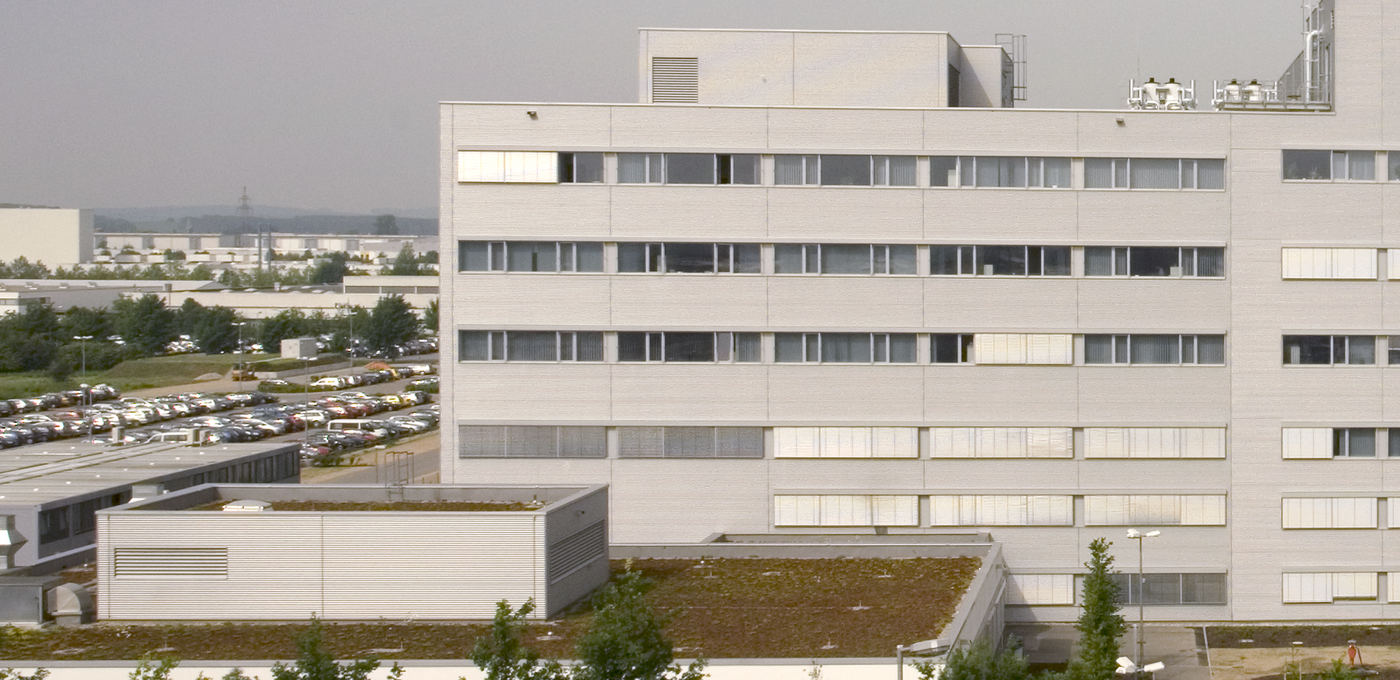 Photo: Osram Production Hall: Exterior view of the high-tech site with light-grey facade and multiple rows of windows 