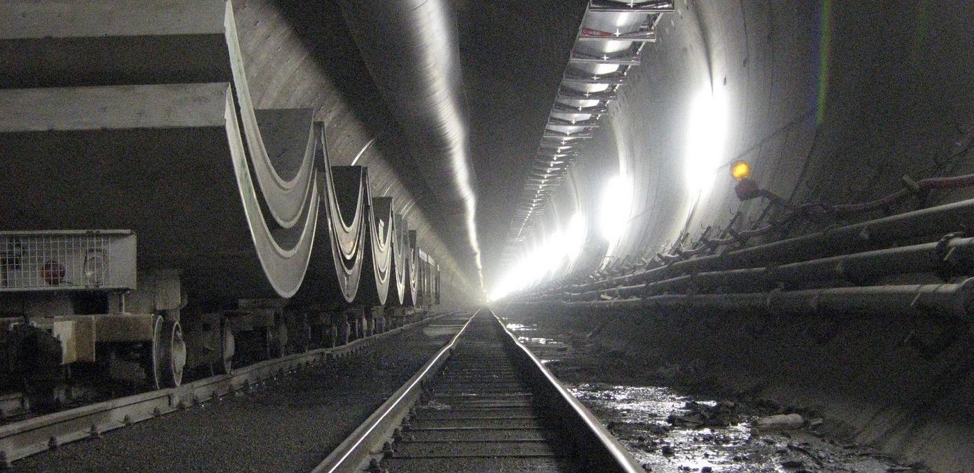Foto: Innenaufnahme Baustelle Wienerwaldtunnel. Schienen im Tunnel
