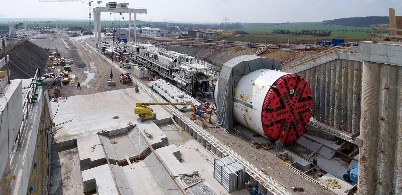 Foto: Finnetunnel: Außenaufnahme Baustelle Finnetunnel mit großer Tunnelbohrmaschine 