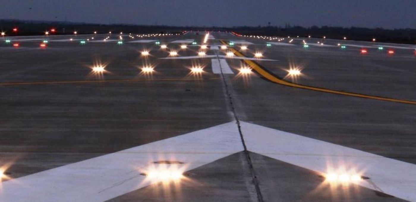 Photo: Oradea Airport: Runway at night with navigation lights