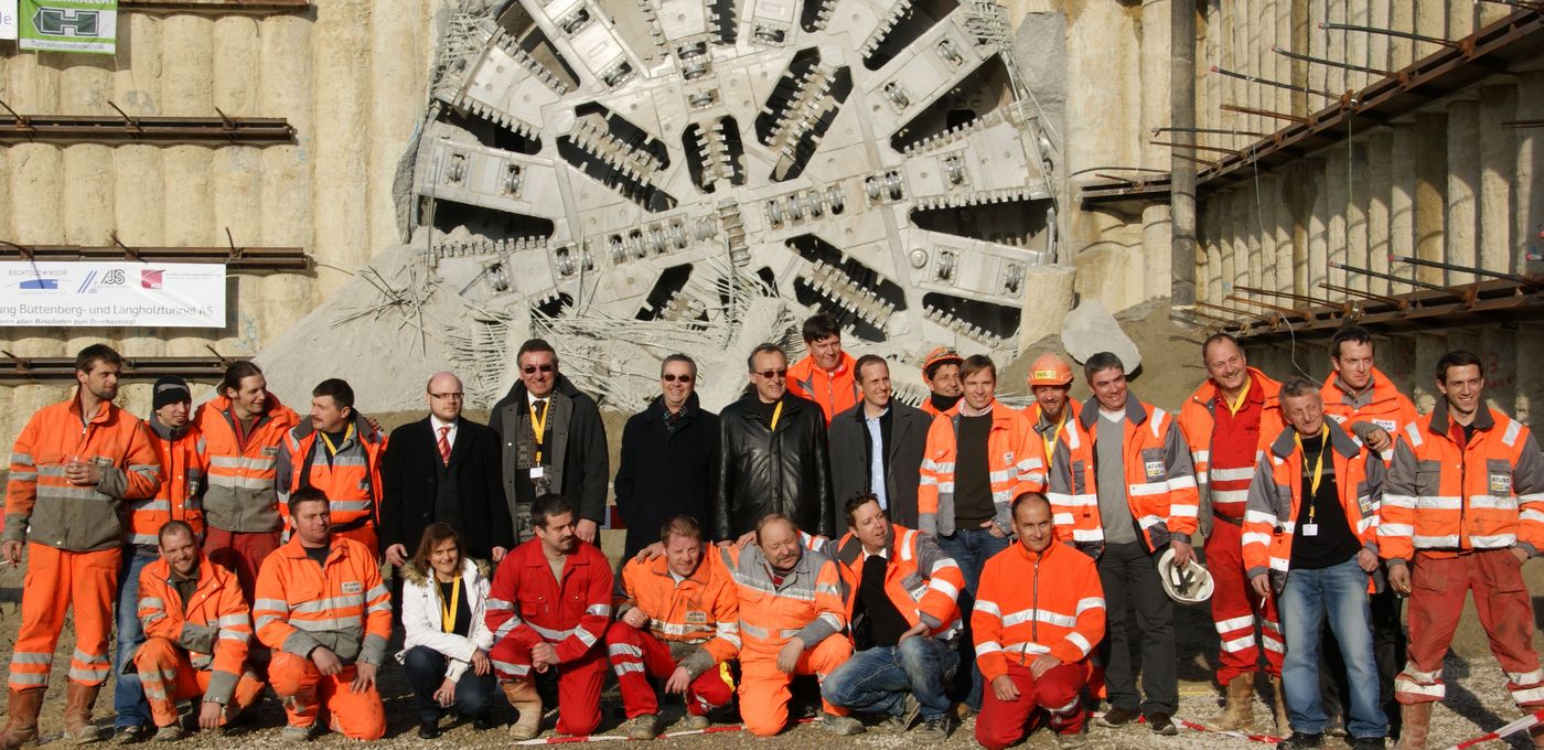 Foto: Biel Ostast : Außenaufnahme Baustelle Tunnel Biel Ostast. Gruppenbild mit Arbeitern vor Tunnelbaumaschine bei Durchbruch